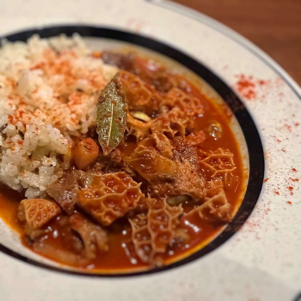 東欧料理とワインのイメージ写真「グヤーシュ＆クミンライス」